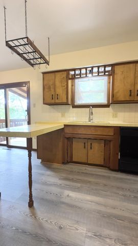 1208 E Austin Street, Bolivar, MO 65613