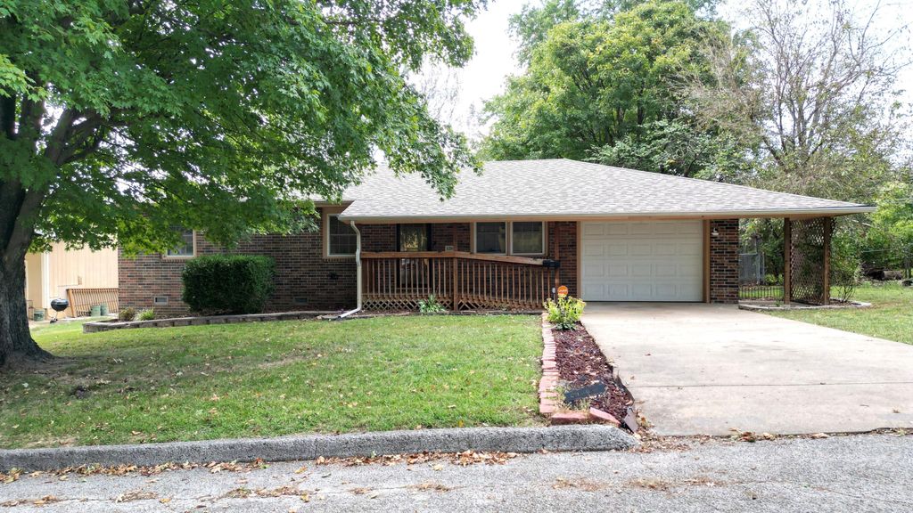 1208 E Austin Street, Bolivar, MO 65613