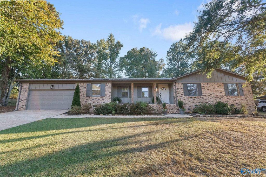 125 S South Hawk Drive, Rainbow City, AL 35906