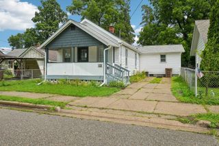 13 Myra Avenue, Pontiac, MI 48341