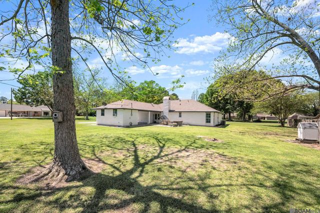 907 Colonial Dr, Port Allen, LA 70767