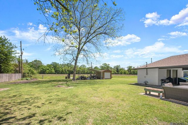907 Colonial Dr, Port Allen, LA 70767