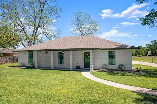 907 Colonial Dr, Port Allen, LA 70767