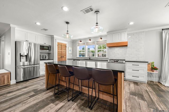 907 Colonial Dr, Port Allen, LA 70767