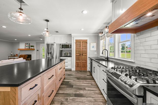 907 Colonial Dr, Port Allen, LA 70767