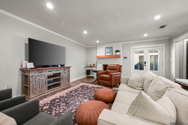 907 Colonial Dr, Port Allen, LA 70767