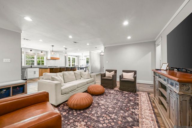 907 Colonial Dr, Port Allen, LA 70767