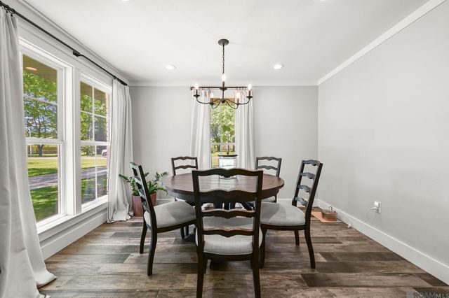 907 Colonial Dr, Port Allen, LA 70767