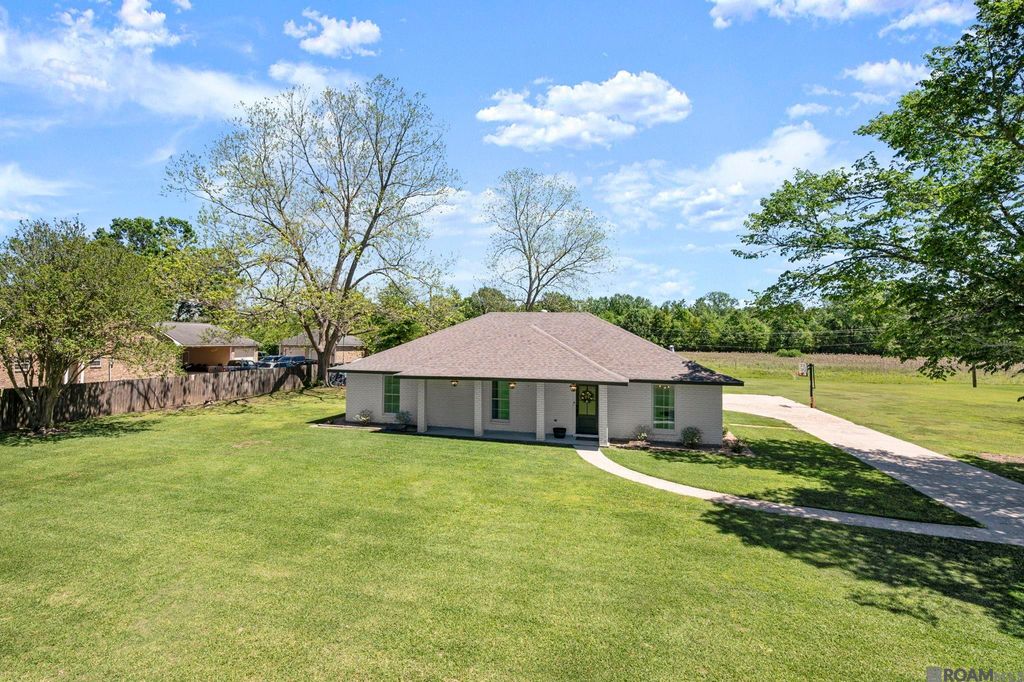 907 Colonial Dr, Port Allen, LA 70767