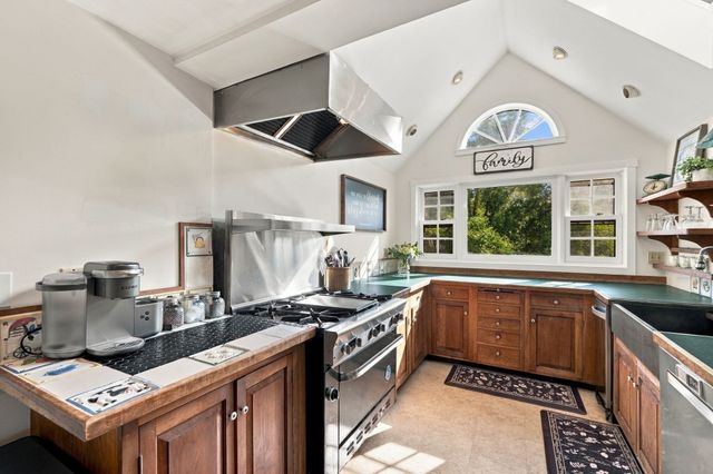 25 Concord St, Gloucester, MA 01930