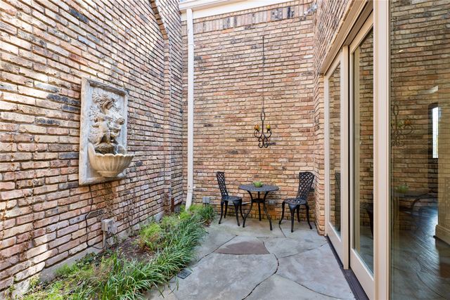 31 Stonecourt Drive, Dallas, TX 75225