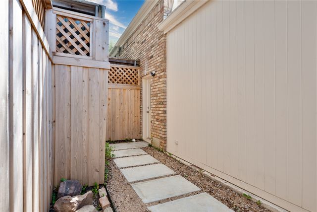 31 Stonecourt Drive, Dallas, TX 75225