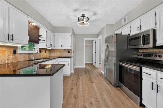 11801 W 78th Terrace, Lenexa, KS 66214