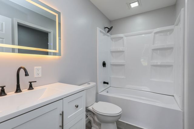 406 S UTTERBACK ST, Vandalia, MO 63382