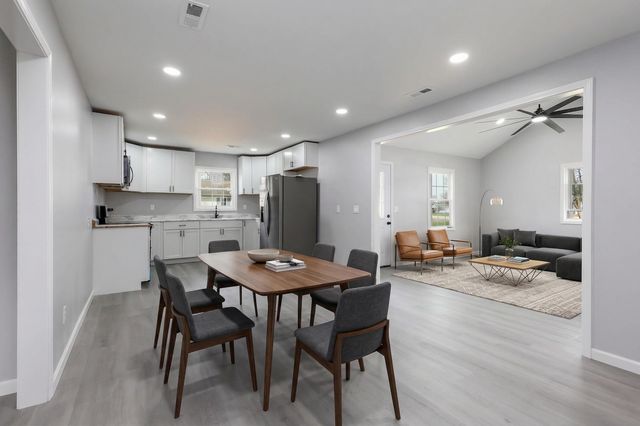 406 S UTTERBACK ST, Vandalia, MO 63382