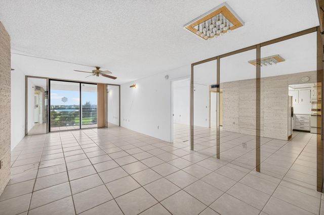 1100 St Charles Place PH3, Pembroke Pines, FL 33026