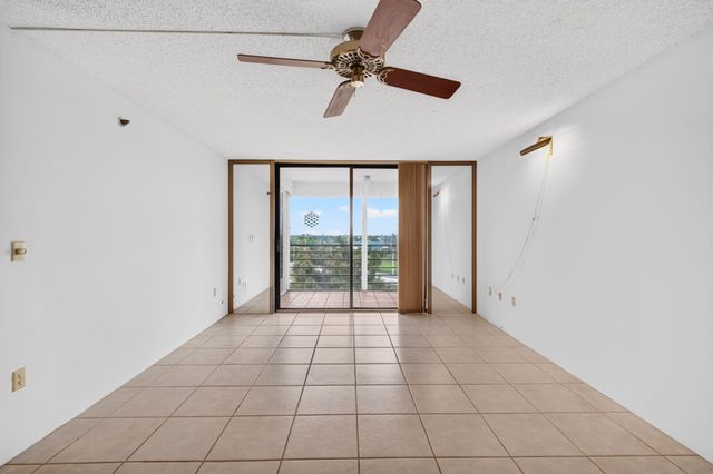 1100 St Charles Place PH3, Pembroke Pines, FL 33026