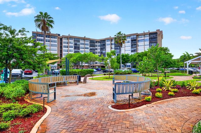 1100 St Charles Place PH3, Pembroke Pines, FL 33026