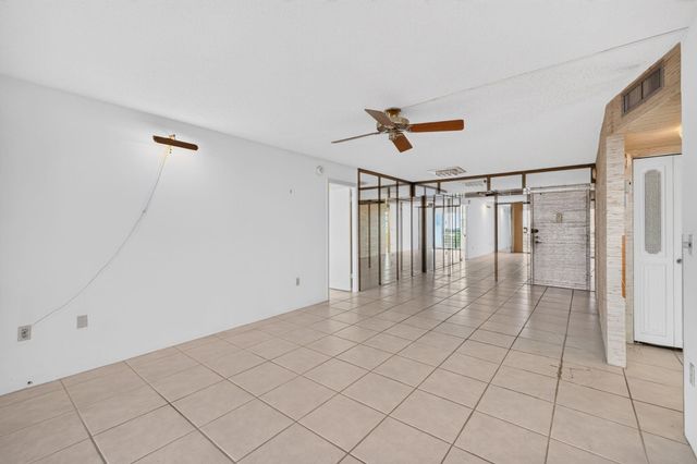 1100 St Charles Place PH3, Pembroke Pines, FL 33026