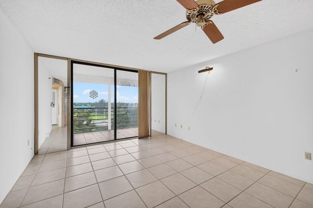 1100 St Charles Place PH3, Pembroke Pines, FL 33026