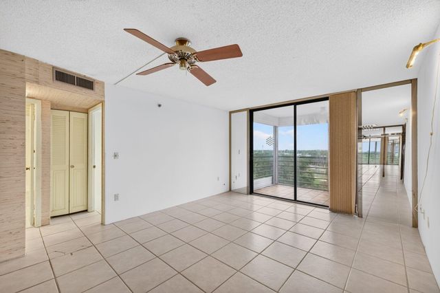 1100 St Charles Place PH3, Pembroke Pines, FL 33026