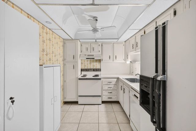 1100 St Charles Place PH3, Pembroke Pines, FL 33026