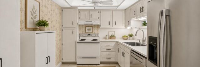 1100 St Charles Place PH3, Pembroke Pines, FL 33026