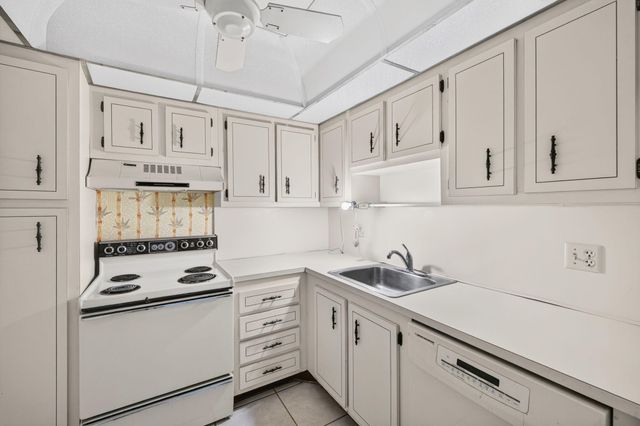 1100 St Charles Place PH3, Pembroke Pines, FL 33026