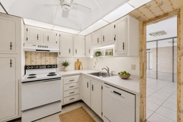 1100 St Charles Place PH3, Pembroke Pines, FL 33026