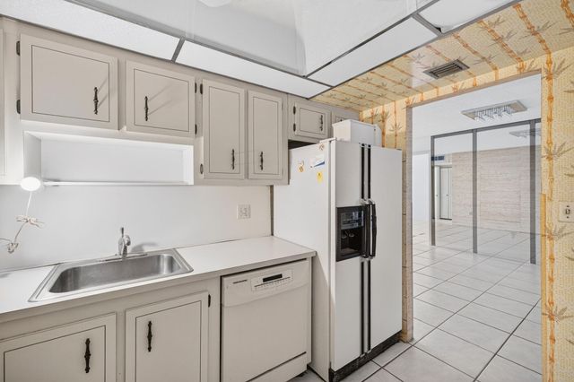 1100 St Charles Place PH3, Pembroke Pines, FL 33026