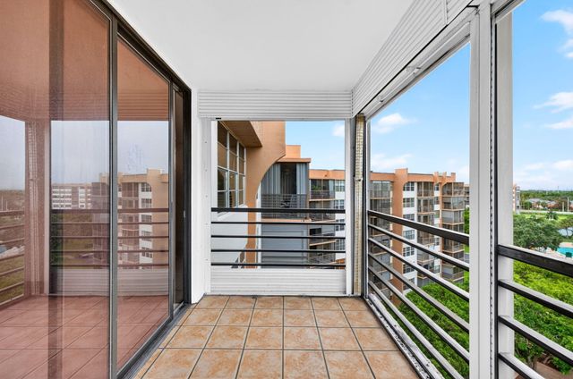1100 St Charles Place PH3, Pembroke Pines, FL 33026