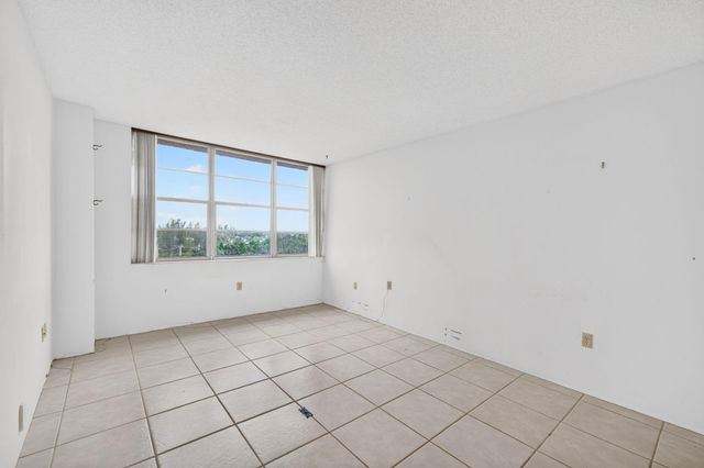 1100 St Charles Place PH3, Pembroke Pines, FL 33026