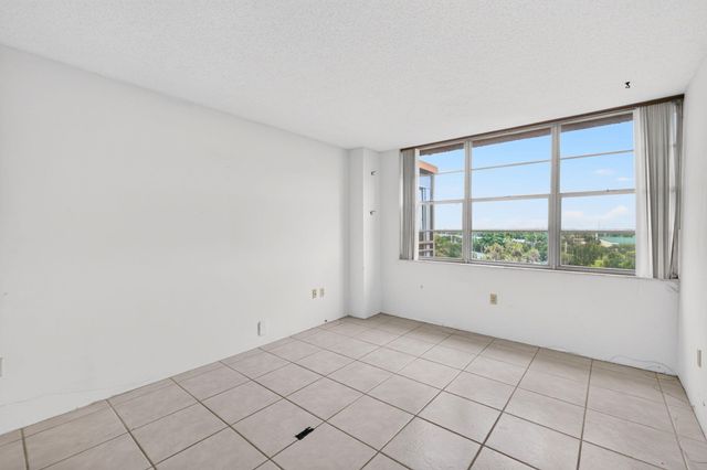 1100 St Charles Place PH3, Pembroke Pines, FL 33026