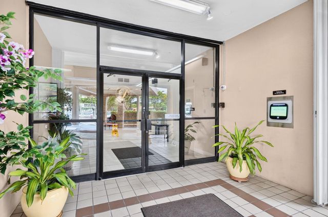 1100 St Charles Place PH3, Pembroke Pines, FL 33026