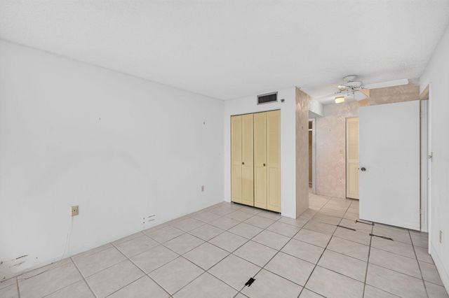 1100 St Charles Place PH3, Pembroke Pines, FL 33026