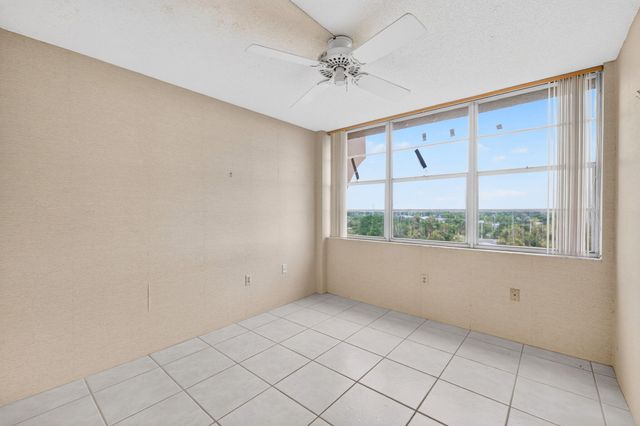 1100 St Charles Place PH3, Pembroke Pines, FL 33026