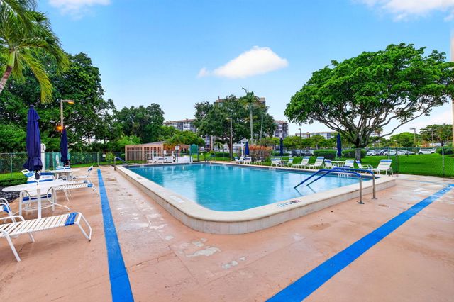 1100 St Charles Place PH3, Pembroke Pines, FL 33026