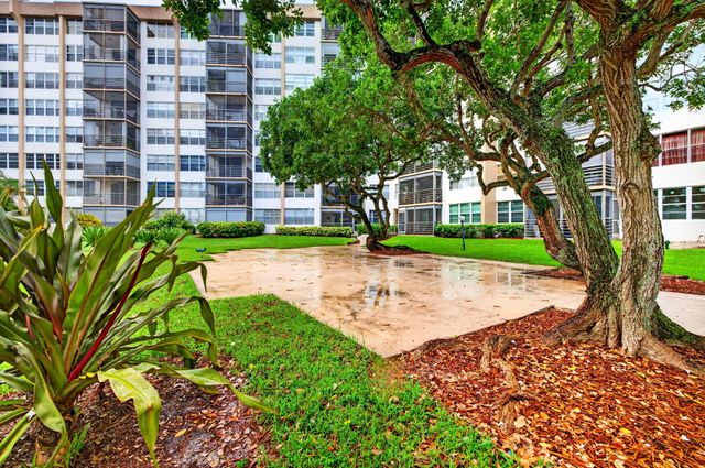 1100 St Charles Place PH3, Pembroke Pines, FL 33026
