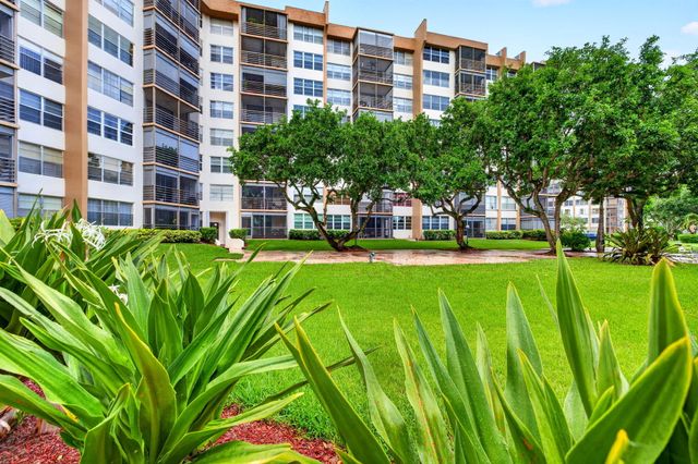 1100 St Charles Place PH3, Pembroke Pines, FL 33026