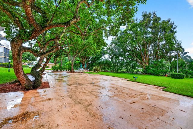 1100 St Charles Place PH3, Pembroke Pines, FL 33026