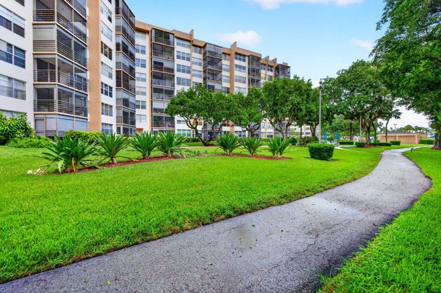 1100 St Charles Place PH3, Pembroke Pines, FL 33026