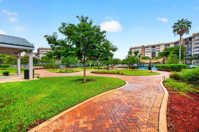 1100 St Charles Place PH3, Pembroke Pines, FL 33026