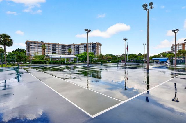 1100 St Charles Place PH3, Pembroke Pines, FL 33026