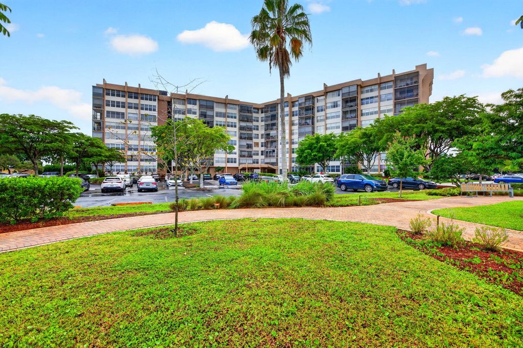 1100 St Charles Place PH3, Pembroke Pines, FL 33026