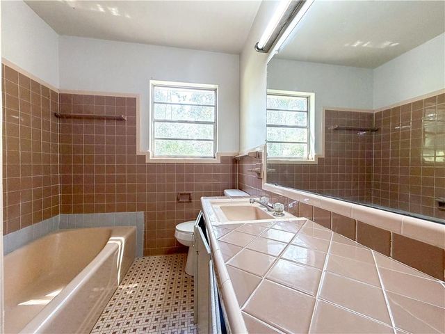 1254 Lake Circle W, Mobile, AL 36693