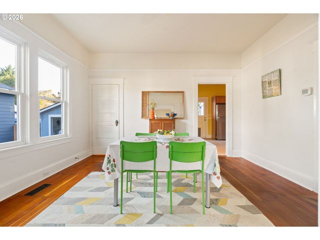 1622 Se HARNEY St, Portland, OR 97202