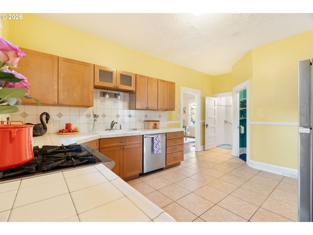 1622 Se HARNEY St, Portland, OR 97202