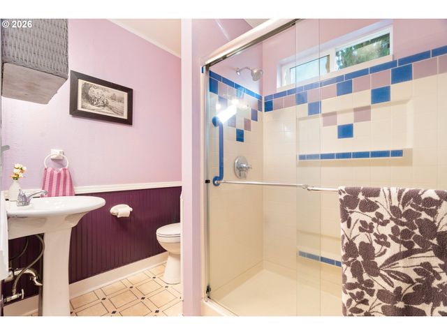 1622 Se HARNEY St, Portland, OR 97202