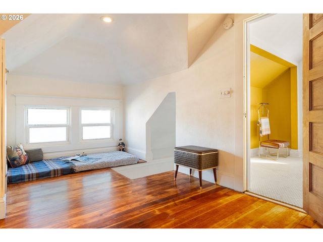1622 Se HARNEY St, Portland, OR 97202