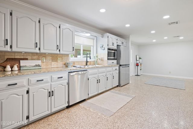 916 Heart D Farm Road, Youngsville, LA 70592